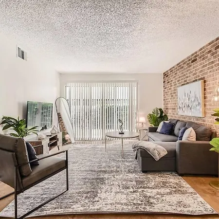 Your Central 2B Getaway - Walk Downtown - Pool, Pkg